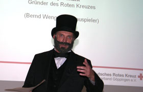 Ein gutgelaunter "Henry Dunant" 
            f&uuml;hrte durch den Er&ouml;ffnungsabend. 
            (Bild: DRK/Bangerter)
