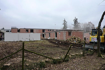 Auch auf dieser Geb&auml;udeseite 
                steht der Bagger bereit