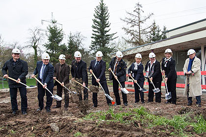 Beiteiligt am Spatenstich 
                waren Herr Leonhardt, Herr Alber, Herr 
                Serra, Herr Gemmeke, Herr Rimbach, Dr. 
                V&ouml;hringer, Oberin Morlock-Schicks, 
                Frau Winkler, Frau Kohlweiler und Herr 
                Ellwanger.