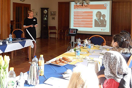 Frau Moor gab den Neuen 
                wichtige Infos f&uuml;r einen guten 
                Ausbildungsstart mit auf den Weg.