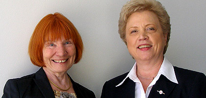 Endlich das Examen geschafft - Marion Nau (Mitte), Lehrerin an der 
            Schule f&uuml;r Pflegeberufe Kirchheim-N&uuml;rtingen, freute sich 
            mit den beiden Sch&uuml;lerinnen der W&uuml;rttembergischen Schwesternschaft 
            vom Roten Kreuz e. V.