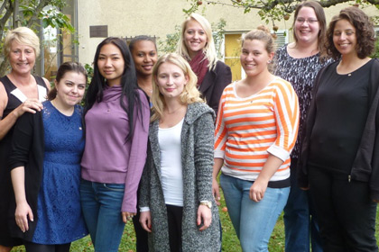 Die erste H&uuml;rde ist 
            geschafft. Der Fr&uuml;hjahrskurs 2015 des 
            Klinikums Stuttgart kam zum Broschenfest 
            ins Mutterhaus. Wir gratulieren herzlich 
            zum bestandenen Probehalbjahr.