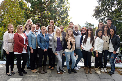 
			Kamen aus G&ouml;ppingen angereist - Der April-Kurs
                2012 der Schule f&uuml;r Pflegeberufe der Alb Fils Kliniken feierte
                am 10.10.2012 das Broschenfest bei der W&uuml;rttembergischen
                Schwesternschaft vom Roten Kreuz e. V.