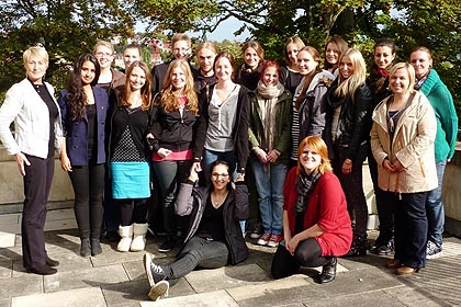 Der Fr&uuml;hjahrskurs 2013 der Schule f&uuml;r Pflegeberufe der ALB FILS KLINIKEN
GmbH feiert sein bestandenes Probehalbjahr gemeinsam mit Frau Moor am 09. Oktober
2013 in unserer Schwesternschaft.