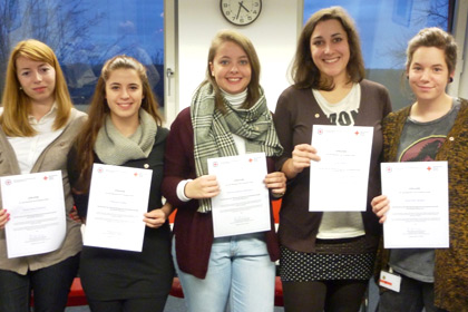 Das Probehalbjahr ist geschafft: 
            Unser Broschenfest am 17. November 2015 
            an der Schule f&uuml;r Gesundheitsberufe 
            des Klinikverbunds S&uuml;dwest. Wir sagen 
            nochmals herzlichen Gl&uuml;ckwunsch und 
            weiter so!