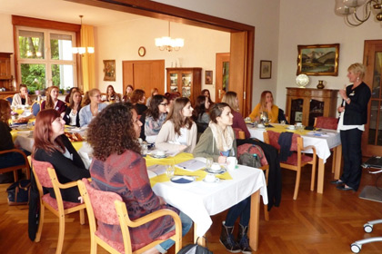 Gespannt h&ouml;rten die 
                neuen Rotkreuzsch&uuml;lerinnen zu.