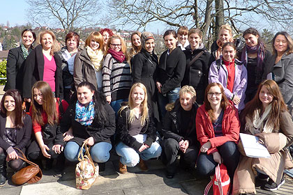 Unsere 22 neuen Sch&uuml;lerinnen zusammen mit Frau 
                Deuscher