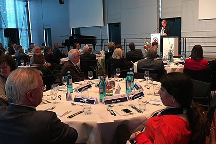 Durch den Festakt f&uuml;hrte 
            Frau Arlt, stellvertretende Vorsitzende.