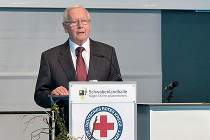 Dr. Menz, Pr&auml;sident 
                des DRK Landesverbands BW, berichtete 
                die eine oder andere nette Anekdote.