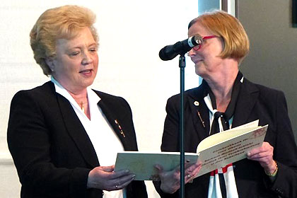 Als Erinnerung an ihre 
                WSSRK-Zeit erhielt Frau Morlock-Schicks 
                ein Geschenkbuch mit Eintr&auml;gen 
                von Mitgliedern und Kooperationspartnern.