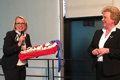 Frau Scheck zeigte sich 
                erfreut von den vielen guten W&uuml;nschen 
                zu ihrem Amtsstart.