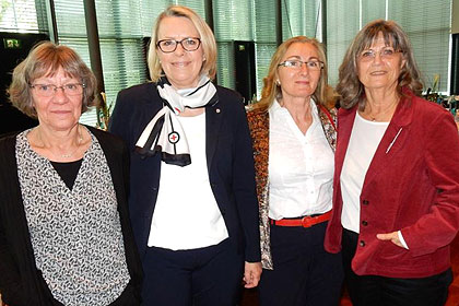 Frau Scheck, designierte 
                Vorstandsvorsitzende mit Mitgliedern.