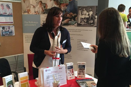 Frau Deuscher im Gespr&auml;ch 
                mit einer Sch&uuml;lerin.