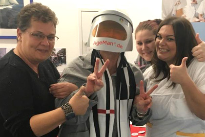 Wer versteckt sich denn 
                in dem Alterssimulationsanzug?