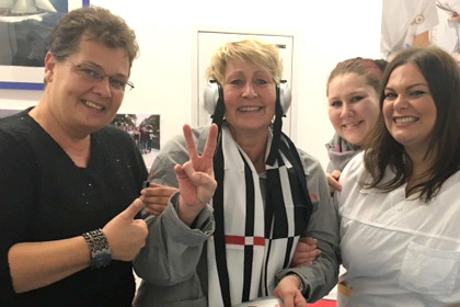 Frau Moor gemeinsam mit 
                Sch&uuml;lerinnen der DRK-Schwesternschaft.