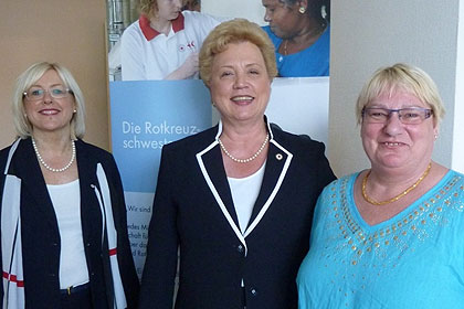 Oberin Barbara Morlock-Schicks 
                verabschiedete Frau Hagenmeyer und begr&uuml;&szlig;te 
                Frau Beutel als neu gew&auml;hltes Vorstandsmitglied.