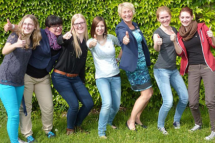 Am 05. Mai 2014 feierten
            unsere Sch&uuml;lerinnen aus N&uuml;rtingen
            ihr Broschenfest. Wir gratulieren zum bestandenen
            ersten Halbjahr.