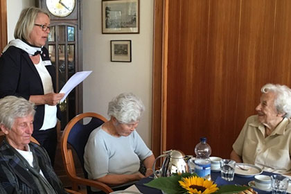 Jede Jubilarin erhielt 
                eine eigene Laudatio - hier Schwester 
                Sieglinde.