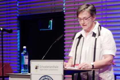 Frau Rossmann ehrte in 
                ihrer Ansprache die 40j&auml;hrigen 
                Jubilarinnen.