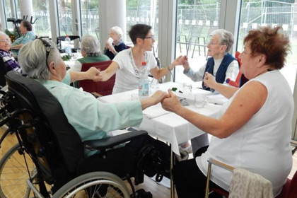 Die Stimmung unter den 
                Bewohnern und deren Angeh&ouml;rigen 
                war bestens.