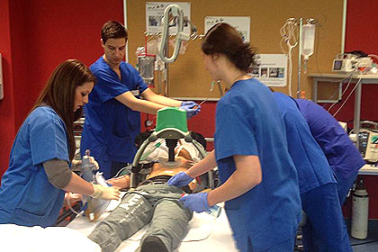 Interessierte konnten 
                vor Ort live das Vorgehen bei einem 
                aktuten Herzinfarkt miterleben.