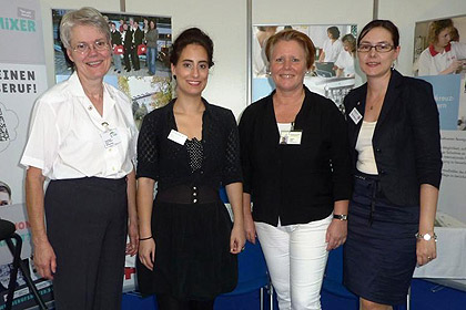 Frau Schetter, Frau Pfirmann 
            und Frau Pfeifer stellten gemeinsam mit 
            Frau Ke&szlig;ler am ersten Tag das Messeteam.