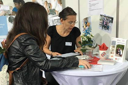 Frau Reetz informiert eine Interessentin.