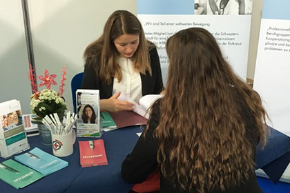 Frau Tr&ouml;ster im Beratungsgespr&auml;ch.