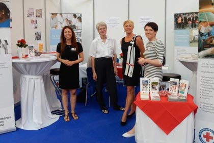 Am ersten Messetag wurden Frau Moor und Frau Ke&szlig;ler unter anderem 
  von Frau Saradopoulou-Kazepidou, Frau Schetter und Frau Paul unterst&uuml;tzt.