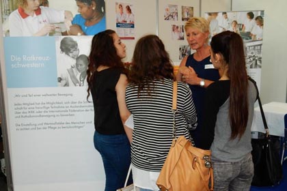 Frau Moor im Gespr&auml;ch mit den angehenden Schulabsolventen.