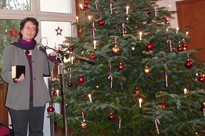 Frau Dr. Keim hatte den 
            G&auml;sten der Feier eine Weihnachtsgeschichte 
            mitgebracht.