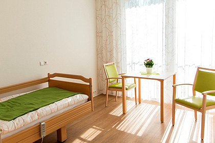 Die Zimmer sind teilm&ouml;biliert 
                und verf&uuml;gen &uuml;ber eine Fu&szlig;bodenheizung.