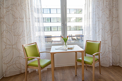 Blick aus einem Zimmer 
                in den Innenhof.