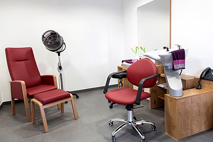 Ein eigener Fu&szlig;pflege- 
                und Friseursalon steht den Bewohnern 
                zur Verf&uuml;gung.