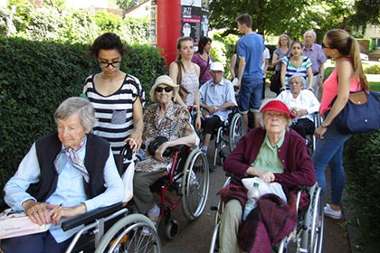 Gemeinsam mit den Sch&uuml;lern 
            besuchten die Bewohner den Marktplatz.