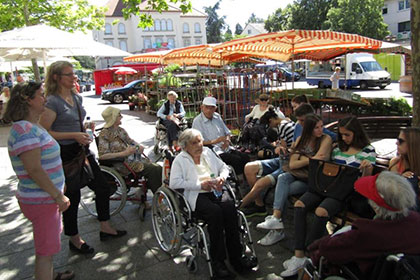 Interessiert beobachteten 
                die Bewohner das bunte Markttreiben.