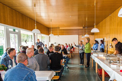 Oberin Morlock-Schicks 
                begr&uuml;&szlig;t die Anwesenden.