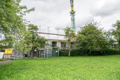 Der Neubau w&auml;chst 
                kontinuierlich.