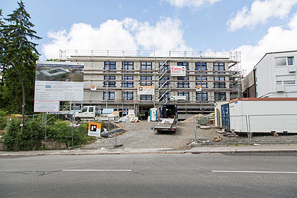 Von au&szlig;en ist das 
                Geb&auml;ude bereits weitestgehend fertiggestellt 
                - die Fassade fehlt noch.