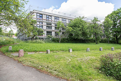Der Neubau aus Sicht 
                der sich anschlie&szlig;enden Parks.