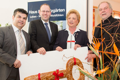 Projektsteuerer Hr. Serra, 
                OB Dr. V&ouml;hringer, Oberin Morlock-Schicks 
                und Architekt Hr. Gemmecke bei der Schl&uuml;ssel&uuml;bergabe.