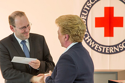 Oberb&uuml;rgermeister 
                Dr. V&ouml;hringer &uuml;berreichte 
                neben einem Orangenb&auml;umchen auch 
                eine Spende f&uuml;r den k&uuml;nftigen 
                Demenzgarten.