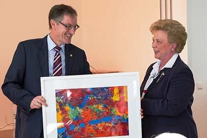 Landrat Bernhard gratulierte 
                der WSSRK zu ihrem neuen Haus und schenkte 
                das Bild Farbenspiel.