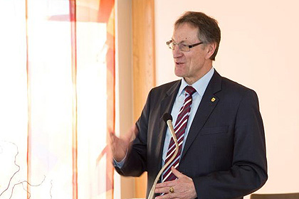 Landrat Bernhard lobte 
                den Mut der Schwesternschaft heutzutage 
                die Zukunft aus eigenem Antrieb heraus 
                zu meistern.