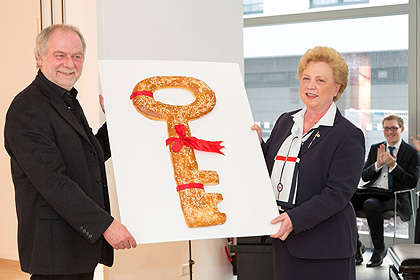 Architekt Martin Gemmecke 
                &uuml;bergab stellvertretend f&uuml;r 
                das gesamte Architektenb&uuml;ro den 
                Schl&uuml;ssel.