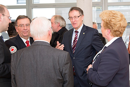 Nach dem offizielen Teil 
                lud die WSSRK zum Stehempfang und zur 
                Hausf&uuml;hrung ein.