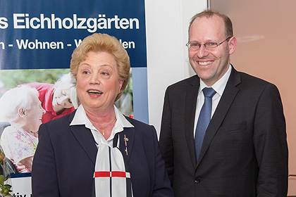 Oberin Morlock-Schicks 
                mit Oberb&uuml;rgermeister Dr. V&ouml;hringer.