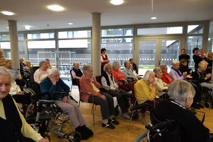 Begeistert schauten die 
                Bewohnern dem Faschingsnachwuchs zu.