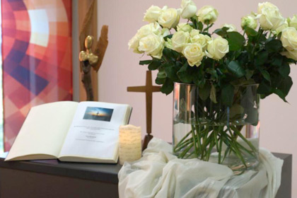 Jede Rose stand f&uuml;r einen Verstorbenen 
            beim ersten Gedenkgottesdienst im Haus Eichholzg&auml;rten.