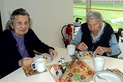 Die Bewohner genossen 
                den Nachmittag.